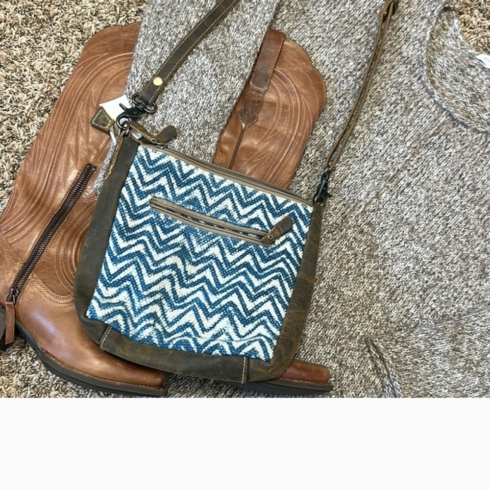EUC Myra Blue & Brown Chevron Pattern Crossbody Bag Preloved Beautiful!! Boho